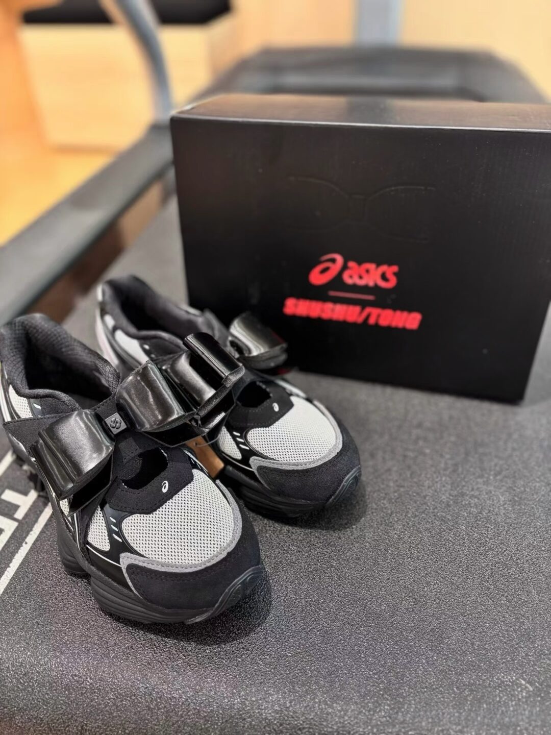 【2025年 12/5 & 12/11 発売】SHUSHU/TONG × ASICS GEL-KINETIC FLUENT 2025 FW (シュシュ/トング アシックス ゲルキネティック) [1203B021.020/1203A915.020]