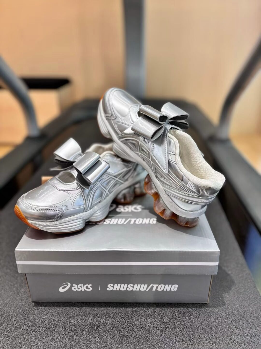 【2025年 12/5 & 12/11 発売】SHUSHU/TONG × ASICS GEL-KINETIC FLUENT 2025 FW (シュシュ/トング アシックス ゲルキネティック) [1203B021.020/1203A915.020]