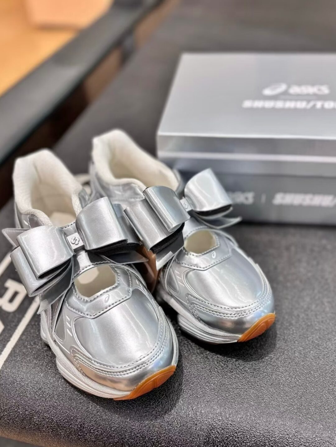 【2025年 12/5 & 12/11 発売】SHUSHU/TONG × ASICS GEL-KINETIC FLUENT 2025 FW (シュシュ/トング アシックス ゲルキネティック) [1203B021.020/1203A915.020]