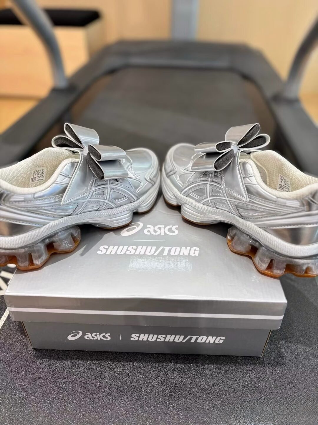 【2025年 12/5 & 12/11 発売】SHUSHU/TONG × ASICS GEL-KINETIC FLUENT 2025 FW (シュシュ/トング アシックス ゲルキネティック) [1203B021.020/1203A915.020]