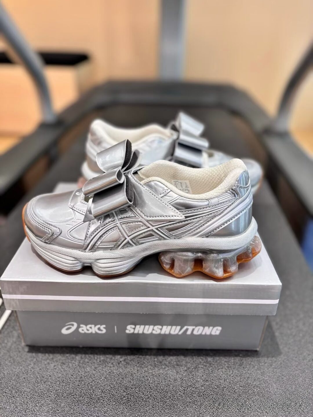 【2025年 12/5 & 12/11 発売】SHUSHU/TONG × ASICS GEL-KINETIC FLUENT 2025 FW (シュシュ/トング アシックス ゲルキネティック) [1203B021.020/1203A915.020]