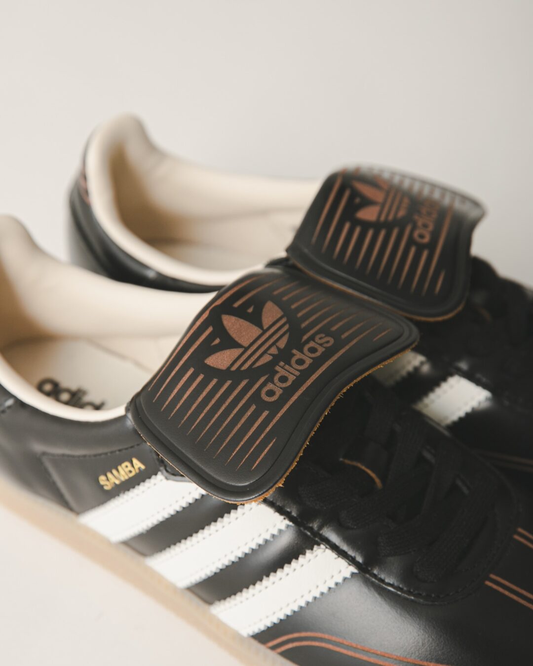 【2026年 1月下旬 発売予定】URBAN RESEARCH EXCLUSIVE adidas Originals SAMBA Long Tongues “White/Black/Gold” (アーバンリサーチ アディダス オリジナルス サンバ ロングタン “ホワイト/ブラック/ゴールド”)