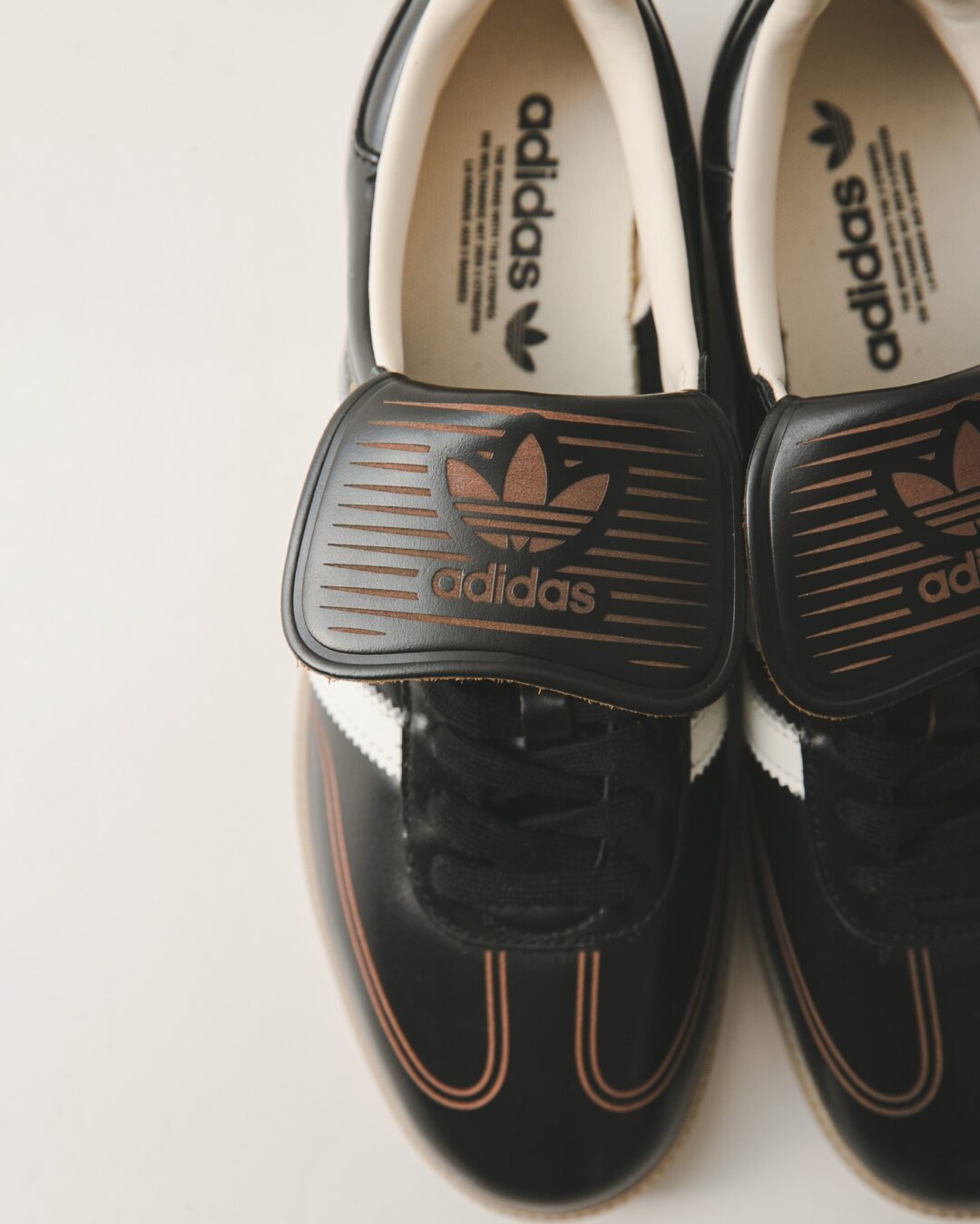【2026年 1月下旬 発売予定】URBAN RESEARCH EXCLUSIVE adidas Originals SAMBA Long Tongues “White/Black/Gold” (アーバンリサーチ アディダス オリジナルス サンバ ロングタン “ホワイト/ブラック/ゴールド”)