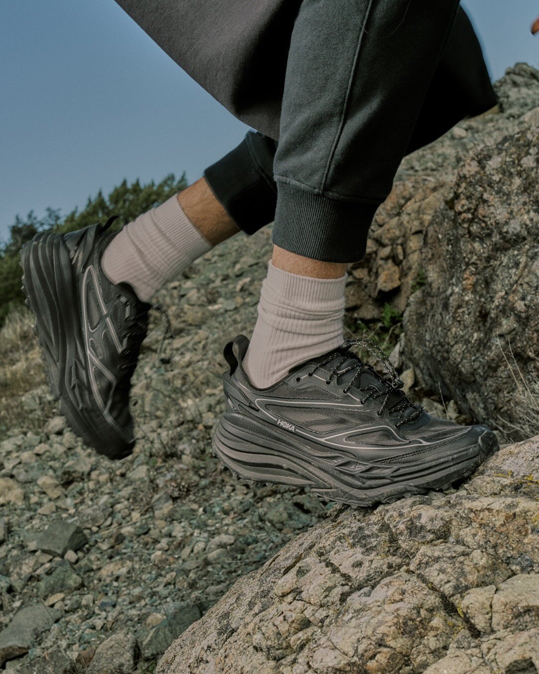 【2025年 12/12 発売】HOKA STINSON ONE7 “Black/Stellar Grey/Pepper” (ホカ スティンソン ワン7) [1168931-BKSV/1168931-SGS/1168931-PKY]