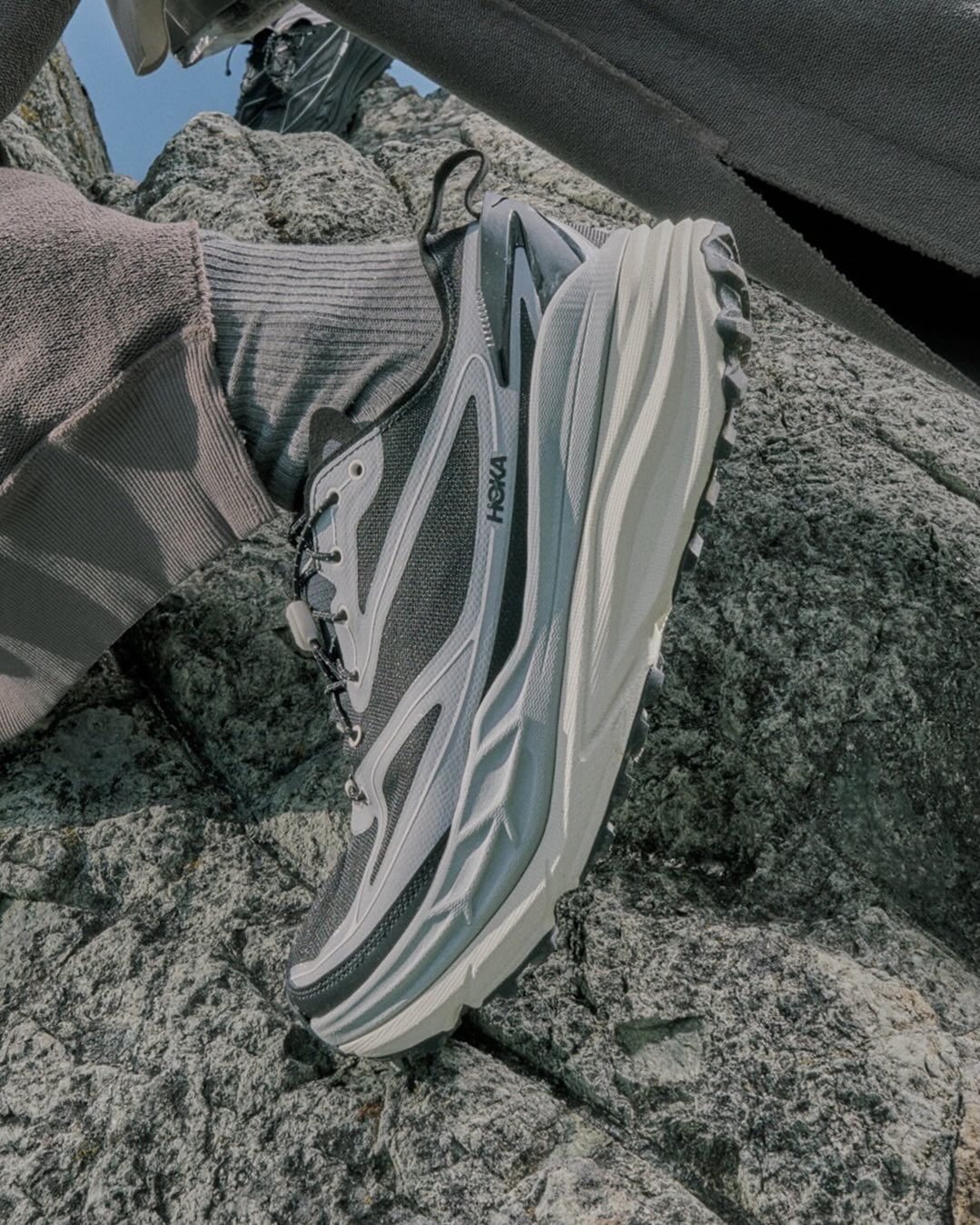 【2025年 12/12 発売】HOKA STINSON ONE7 “Black/Stellar Grey/Pepper” (ホカ スティンソン ワン7) [1168931-BKSV/1168931-SGS/1168931-PKY]