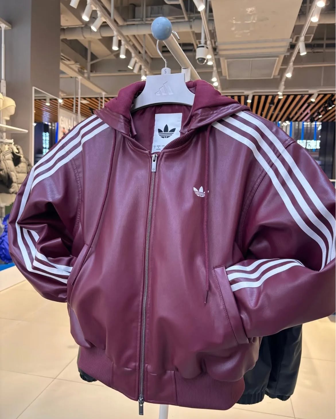 adidas Originals Hooded Leather Jacket Pad “Wine Red”が海外発売 (アディダス オリジナルス フーディ レザー ジャケット “ワインレッド”) [KU6858]