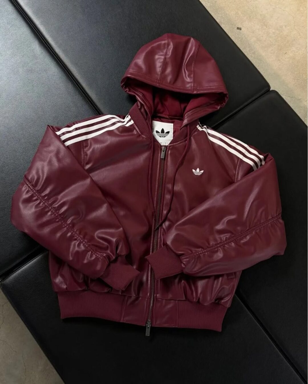 adidas Originals Hooded Leather Jacket Pad “Wine Red”が海外発売 (アディダス オリジナルス フーディ レザー ジャケット “ワインレッド”) [KU6858]