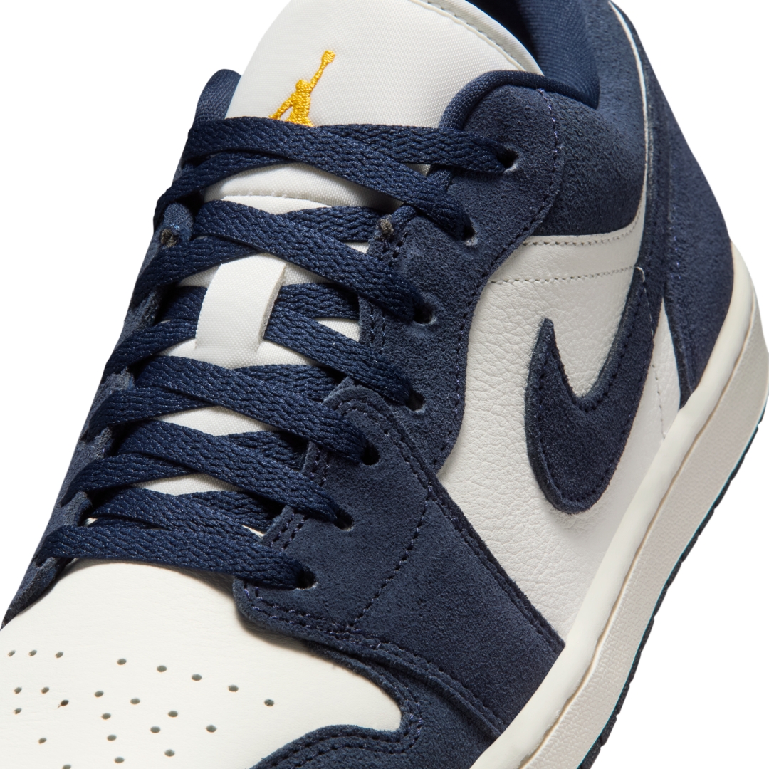 【2025年 12/13 発売】NIKE AIR JORDAN 1 LOW “Obsidian/University Gold” (ナイキ エア ジョーダン ロー “オブシディアン/ユニバーシティゴールド”) [IO7448-400]