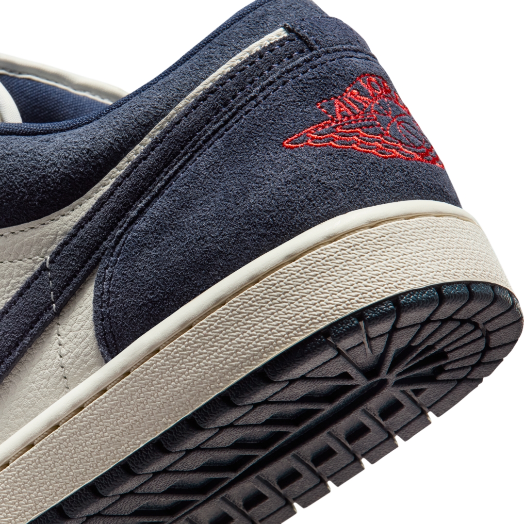 【2025年 12/13 発売】NIKE AIR JORDAN 1 LOW “Obsidian/University Gold” (ナイキ エア ジョーダン ロー “オブシディアン/ユニバーシティゴールド”) [IO7448-400]