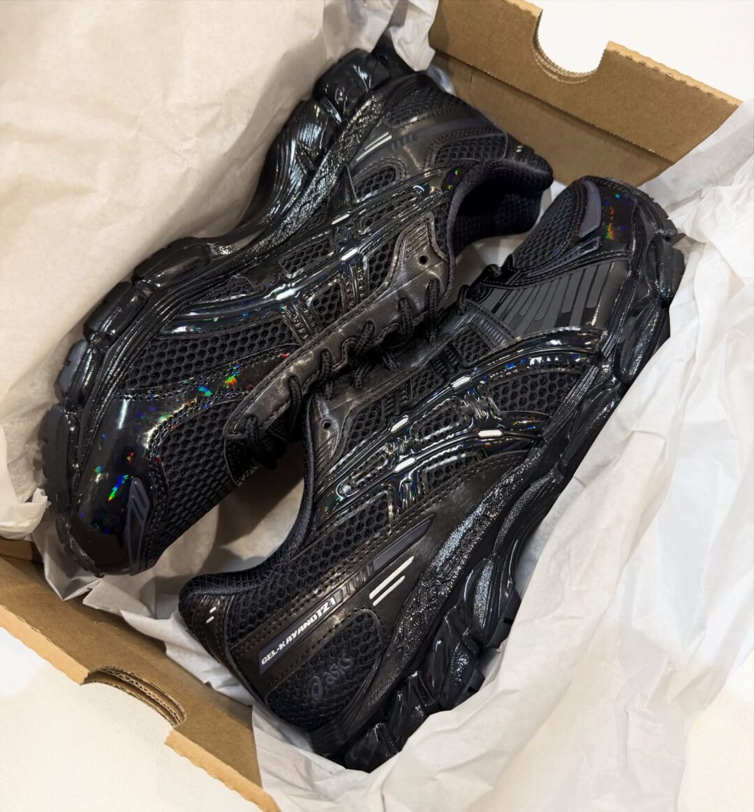 【2026年 1月 発売予定】atmos × ASICS GEL-KAYANO 12.1 “Raden” (アトモス アシックス ゲルカヤノ "螺鈿 ラデン")