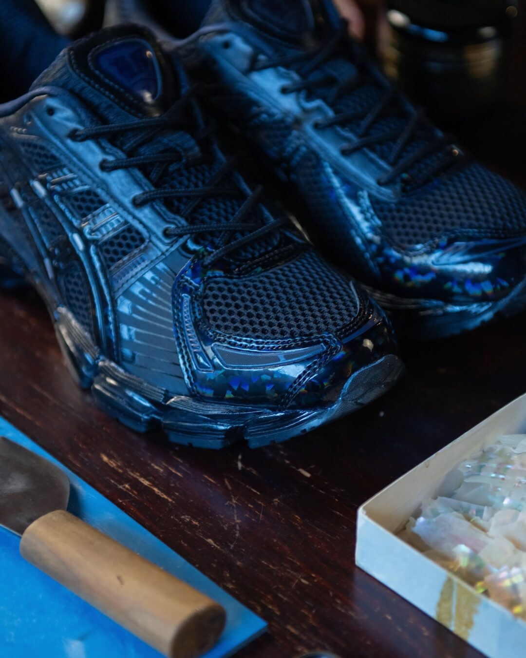 【2026年 2/13 発売予定】atmos × ASICS GEL-KAYANO 12.1 “Raden” (アトモス アシックス ゲルカヤノ “螺鈿 ラデン”) [1203A976.001]​