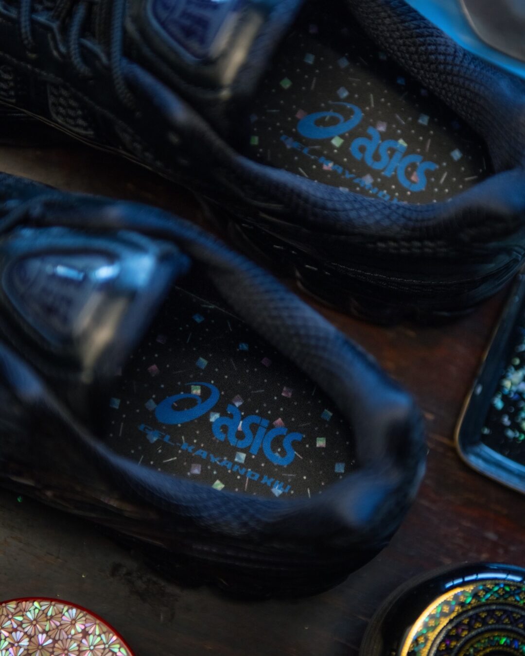 【2026年 2/13 発売予定】atmos × ASICS GEL-KAYANO 12.1 “Raden” (アトモス アシックス ゲルカヤノ “螺鈿 ラデン”) [1203A976.001]​