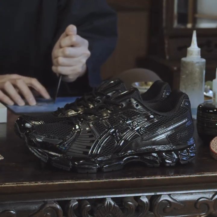 【2026年 2/13 発売予定】atmos × ASICS GEL-KAYANO 12.1 “Raden” (アトモス アシックス ゲルカヤノ “螺鈿 ラデン”) [1203A976.001]​