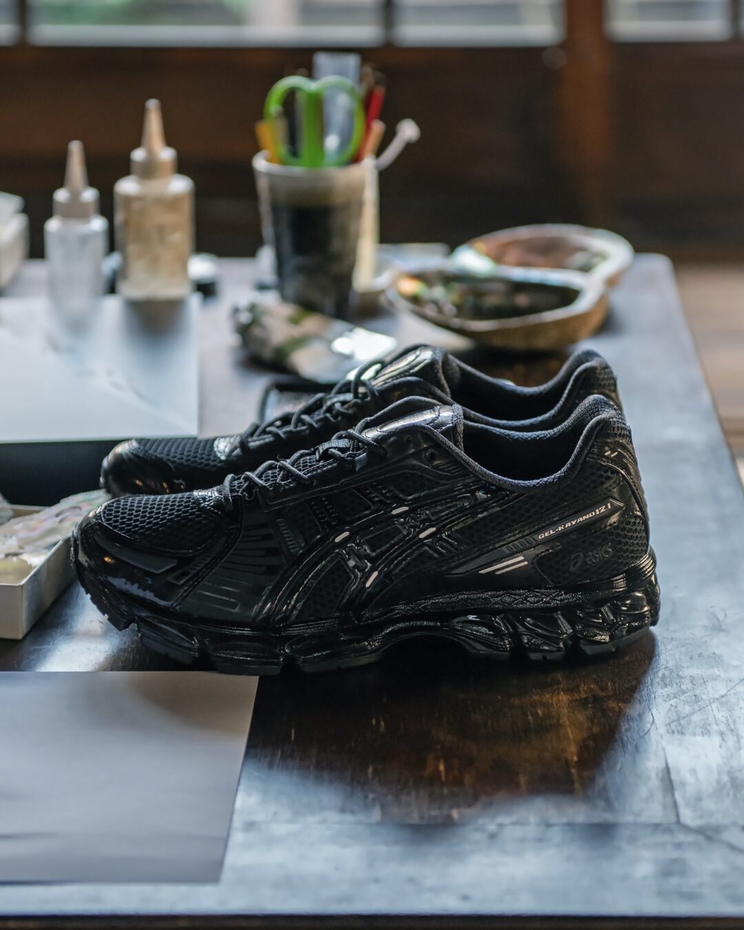 【2026年 2/13 発売予定】atmos × ASICS GEL-KAYANO 12.1 “Raden” (アトモス アシックス ゲルカヤノ “螺鈿 ラデン”) [1203A976.001]​