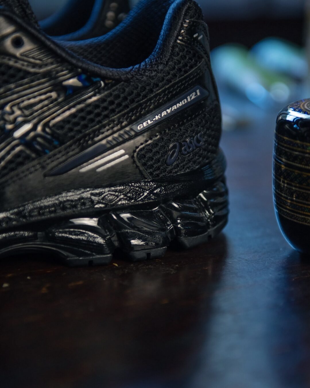 【2026年 2/13 発売予定】atmos × ASICS GEL-KAYANO 12.1 “Raden” (アトモス アシックス ゲルカヤノ “螺鈿 ラデン”) [1203A976.001]​