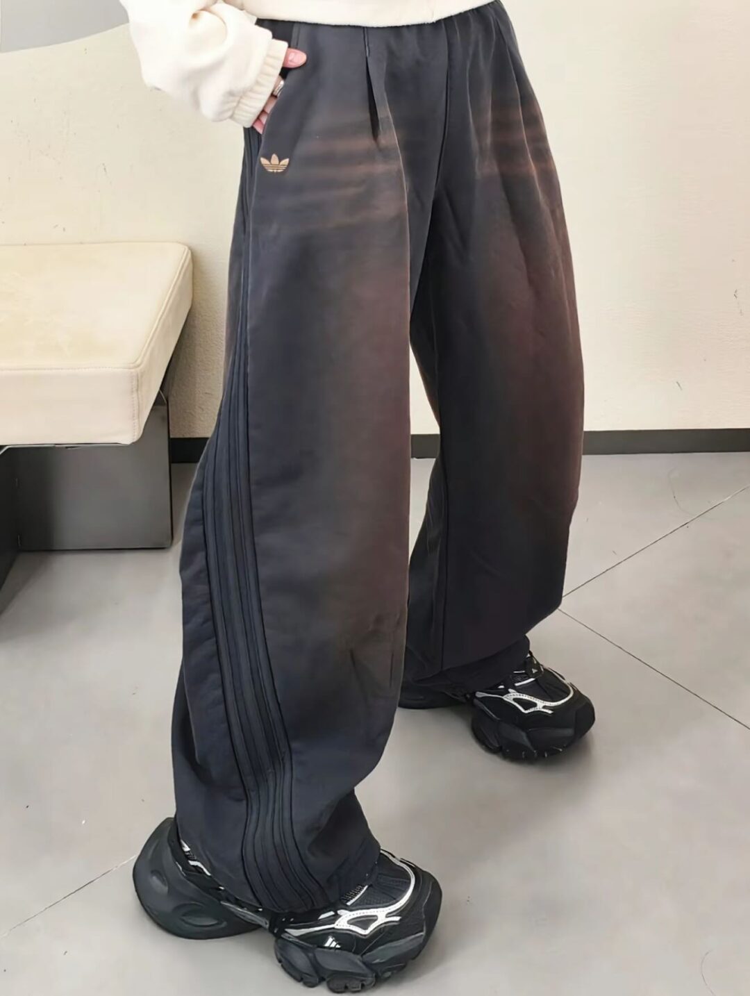 adidas originals “Curved Knife Pants”が海外発売 (アディダス オリジナルス “カーブナイフパンツ”)