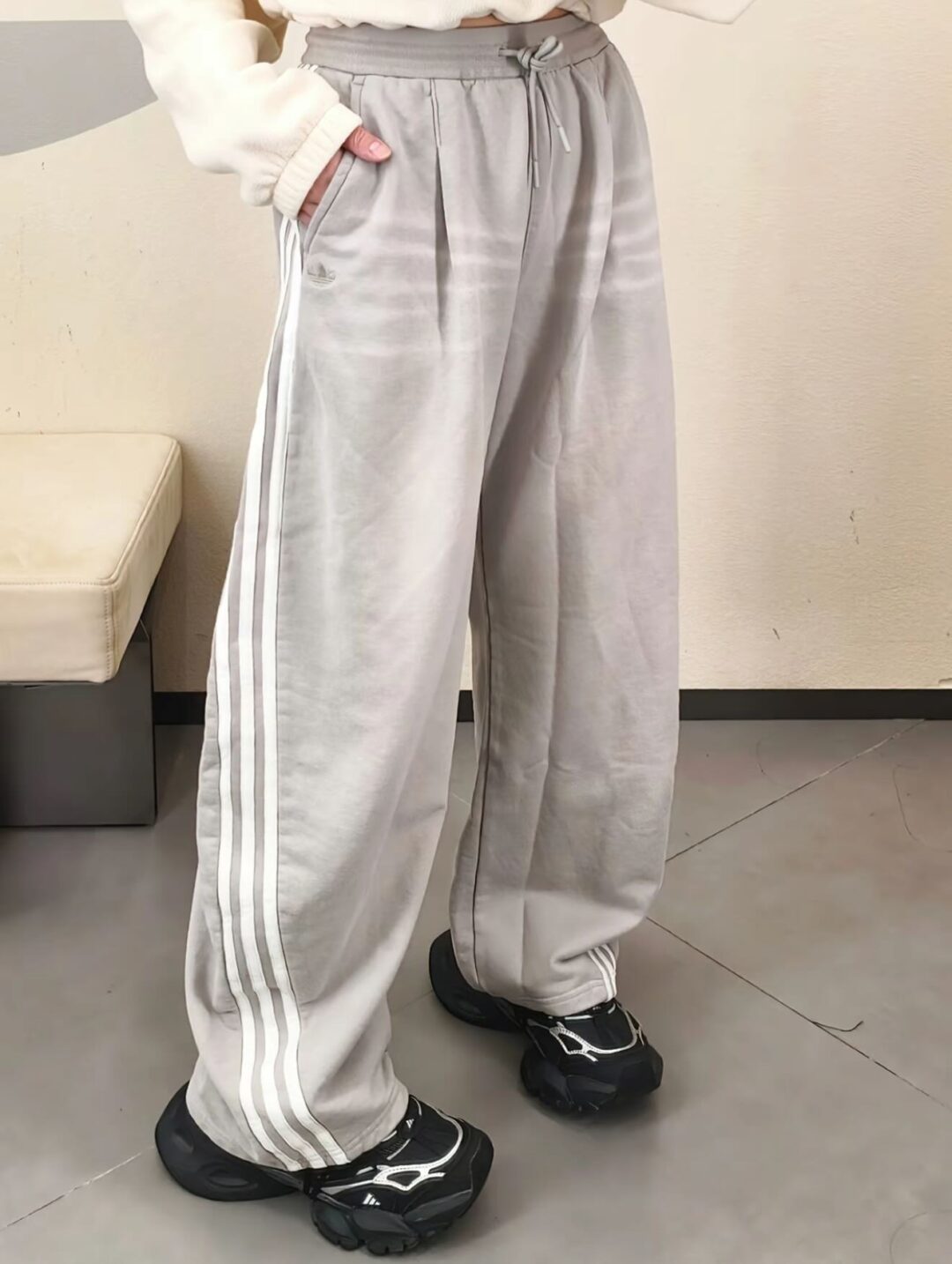 adidas originals “Curved Knife Pants”が海外発売 (アディダス オリジナルス “カーブナイフパンツ”)