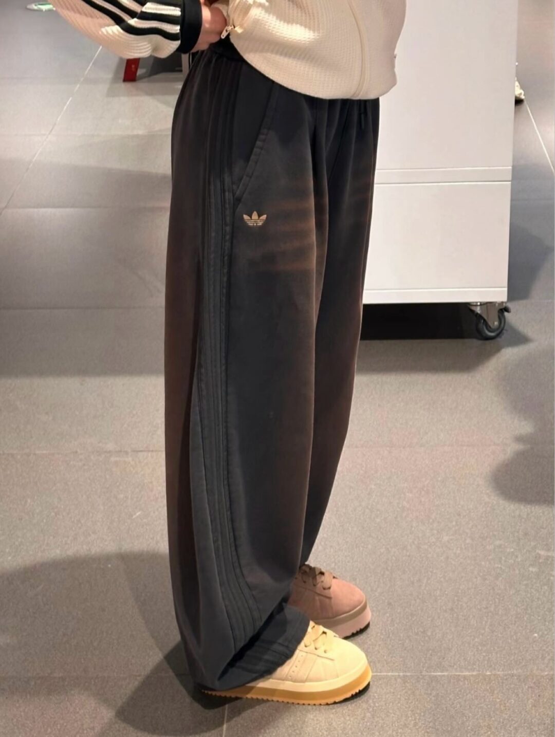 adidas originals “Curved Knife Pants”が海外発売 (アディダス オリジナルス “カーブナイフパンツ”)