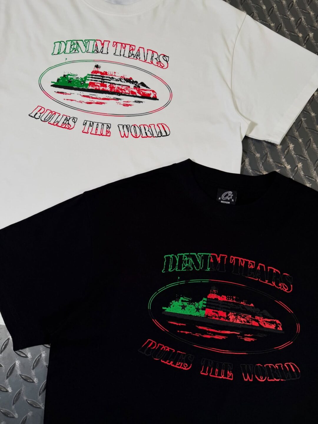 DENIM TEARS × Corteiz “Chrismas Day”が2025年 12/25 発売 (デニムティアーズ コーテイズ “クリスマスデー”)