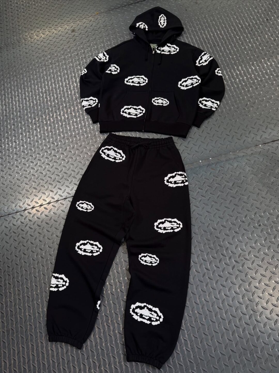 DENIM TEARS × Corteiz “Chrismas Day”が2025年 12/25 発売 (デニムティアーズ コーテイズ “クリスマスデー”)