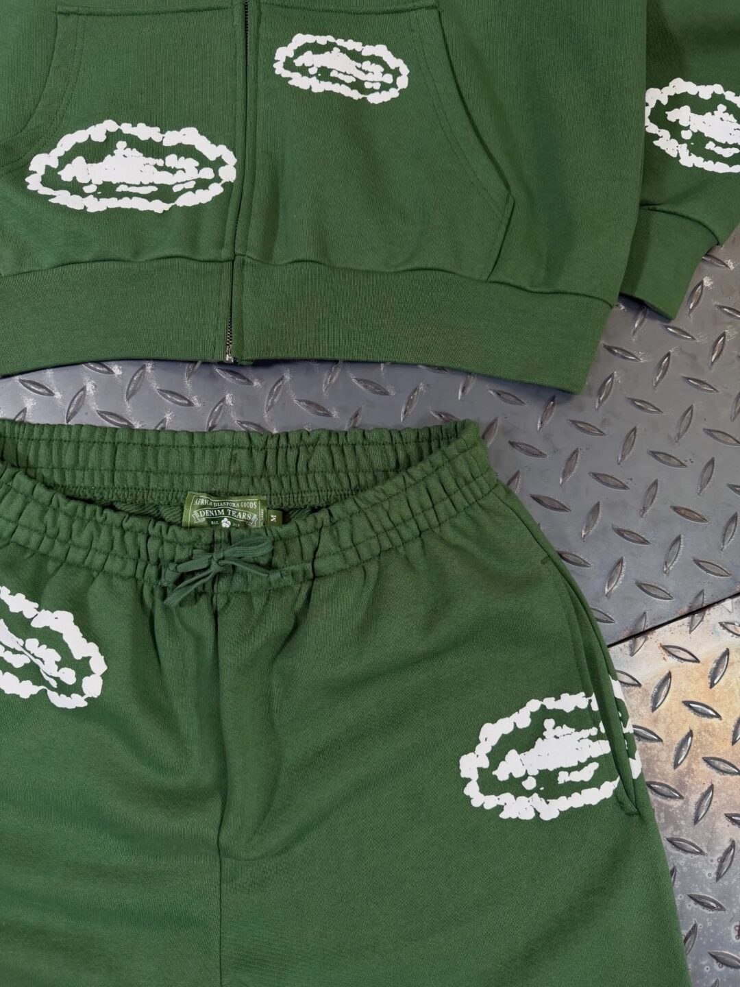 DENIM TEARS × Corteiz “Chrismas Day”が2025年 12/25 発売 (デニムティアーズ コーテイズ “クリスマスデー”)