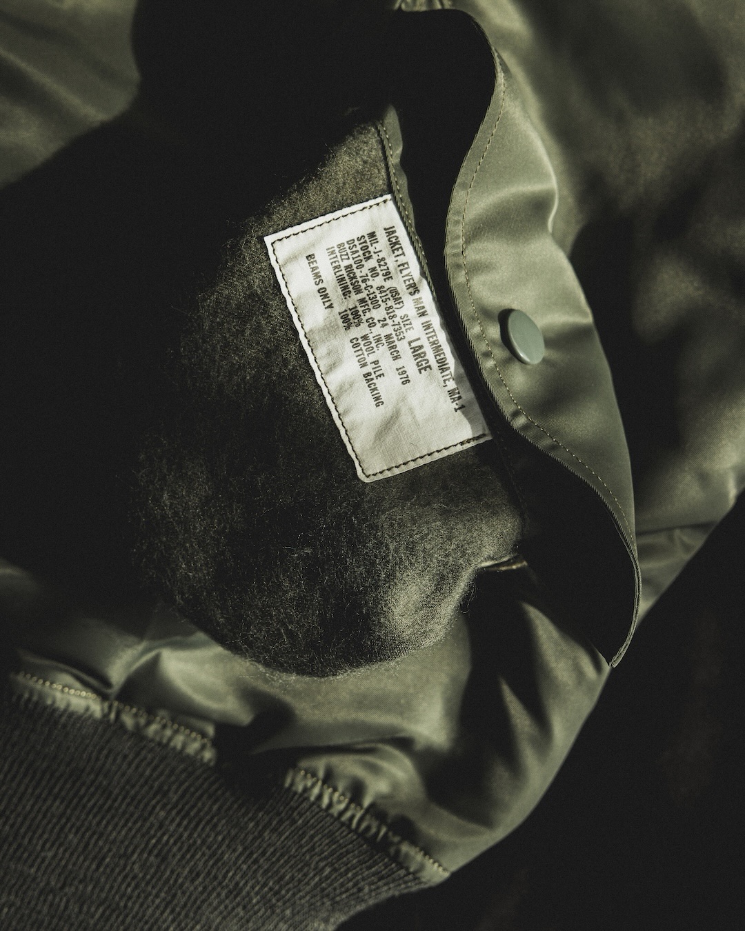 BUZZ RICKSON’S × BEAMS PLUS 2025 FW 別注 “1976 MIL-J-8279E”が2026年 1/2 発売 (ビームス プラス バズリクソンズ)