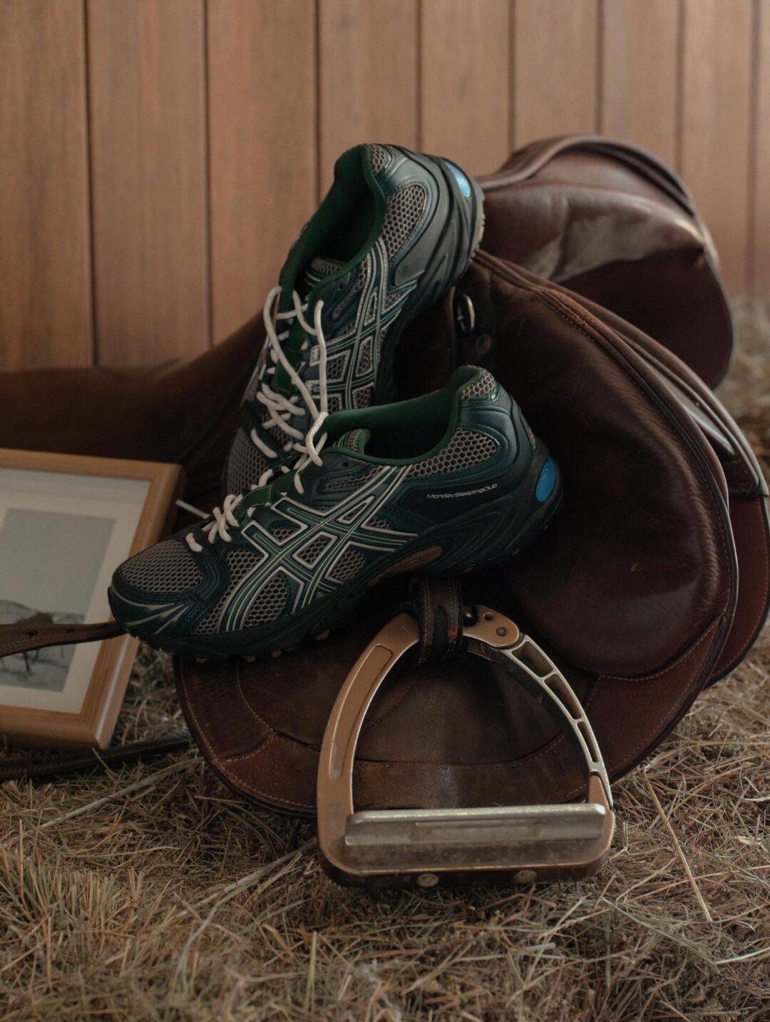 【2025年 12/20 発売】Monday Sleeping Club × ASICS GEL-KAHANA TR NEXUS (マンデー スリーピング クラブ アシックス ゲルカハナ ネクサス)