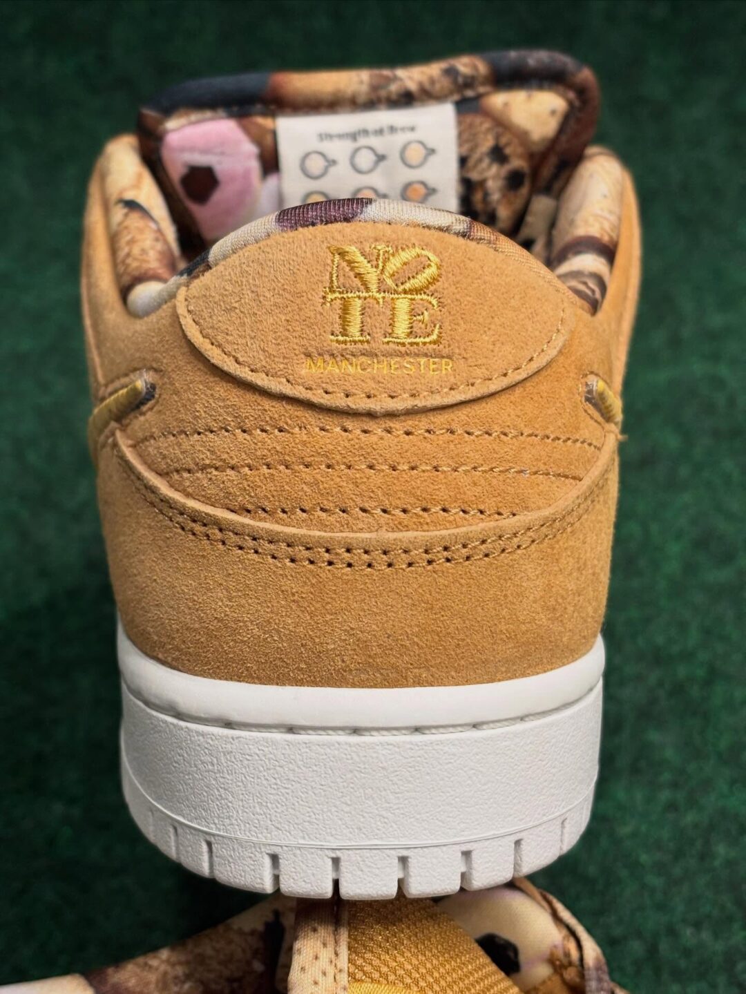【2026年 春 発売予定】NOTE Manchester × NIKE SB DUNK LOW “Flax” (ノート マンチェスター ナイキ ダンク ロー “フラックス”) [IO9508-200]