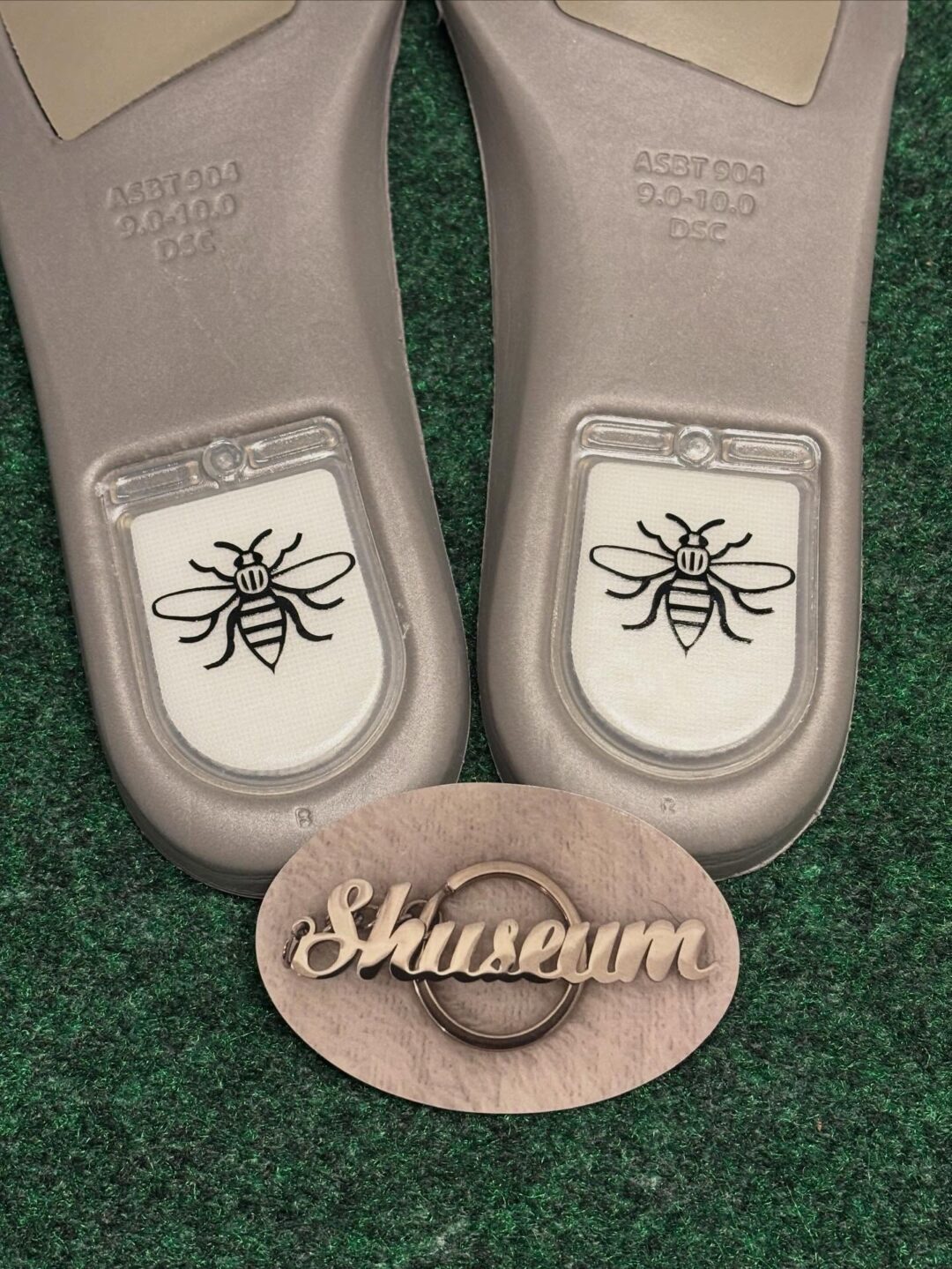 【2026年 春 発売予定】NOTE Manchester × NIKE SB DUNK LOW “Flax” (ノート マンチェスター ナイキ ダンク ロー “フラックス”) [IO9508-200]