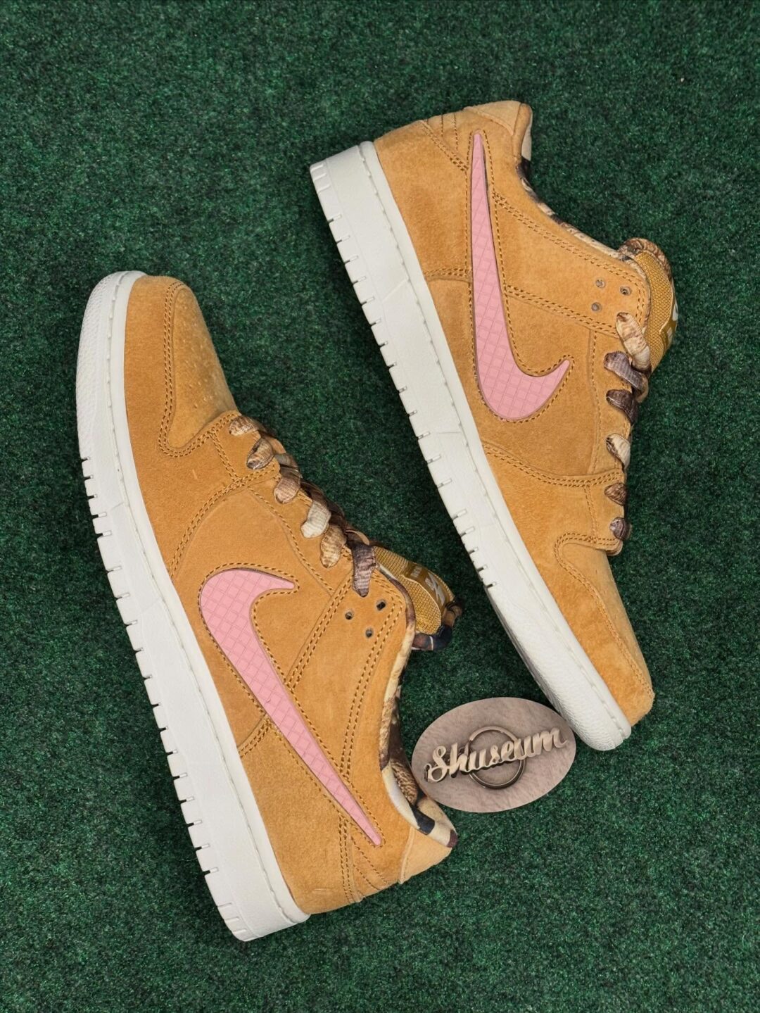 【2026年 春 発売予定】NOTE Manchester × NIKE SB DUNK LOW “Flax” (ノート マンチェスター ナイキ ダンク ロー “フラックス”) [IO9508-200]