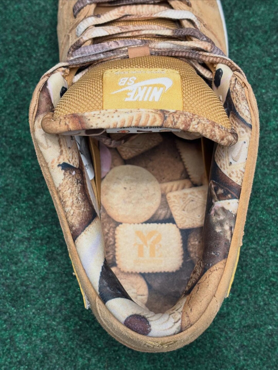 【2026年 春 発売予定】NOTE Manchester × NIKE SB DUNK LOW “Flax” (ノート マンチェスター ナイキ ダンク ロー “フラックス”) [IO9508-200]