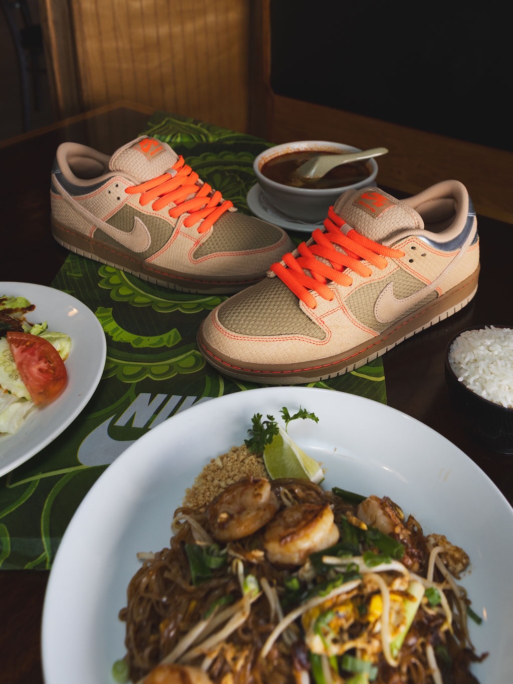 【2026年 4/28 発売】NIKE SB DUNK LOW PRO “Som Tum/Natural Beige” (ナイキ ダンク ロー プロ “ソムタム/ニュートラルベージュ”) [IB6206-701]