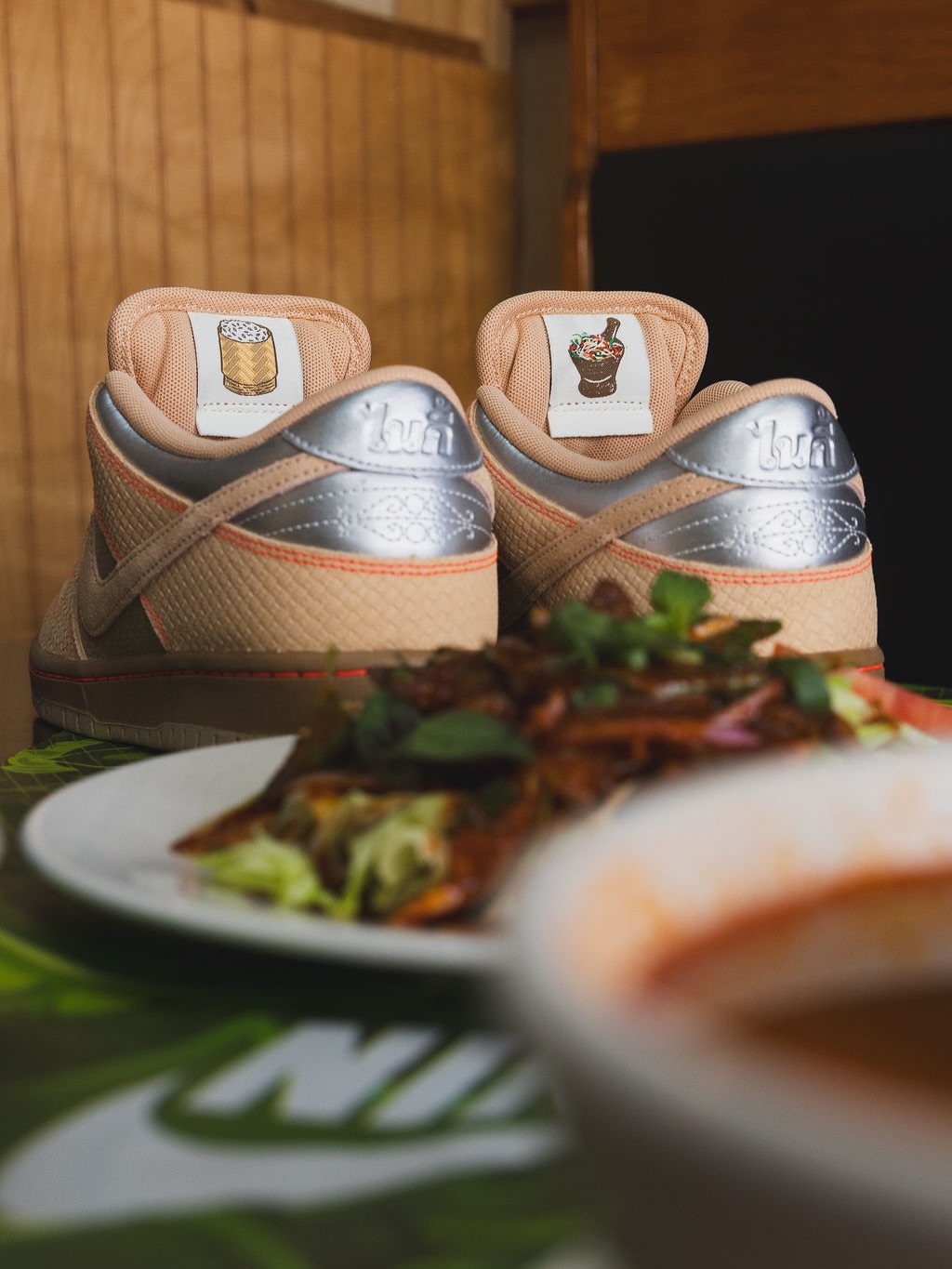【2026年 4/28 発売】NIKE SB DUNK LOW PRO “Som Tum/Natural Beige” (ナイキ ダンク ロー プロ “ソムタム/ニュートラルベージュ”) [IB6206-701]