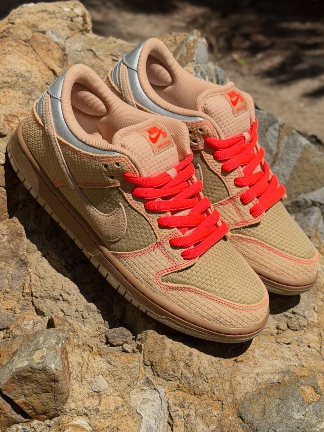 【2026年 4/28 発売】NIKE SB DUNK LOW PRO “Som Tum/Natural Beige” (ナイキ ダンク ロー プロ “ソムタム/ニュートラルベージュ”) [IB6206-701]