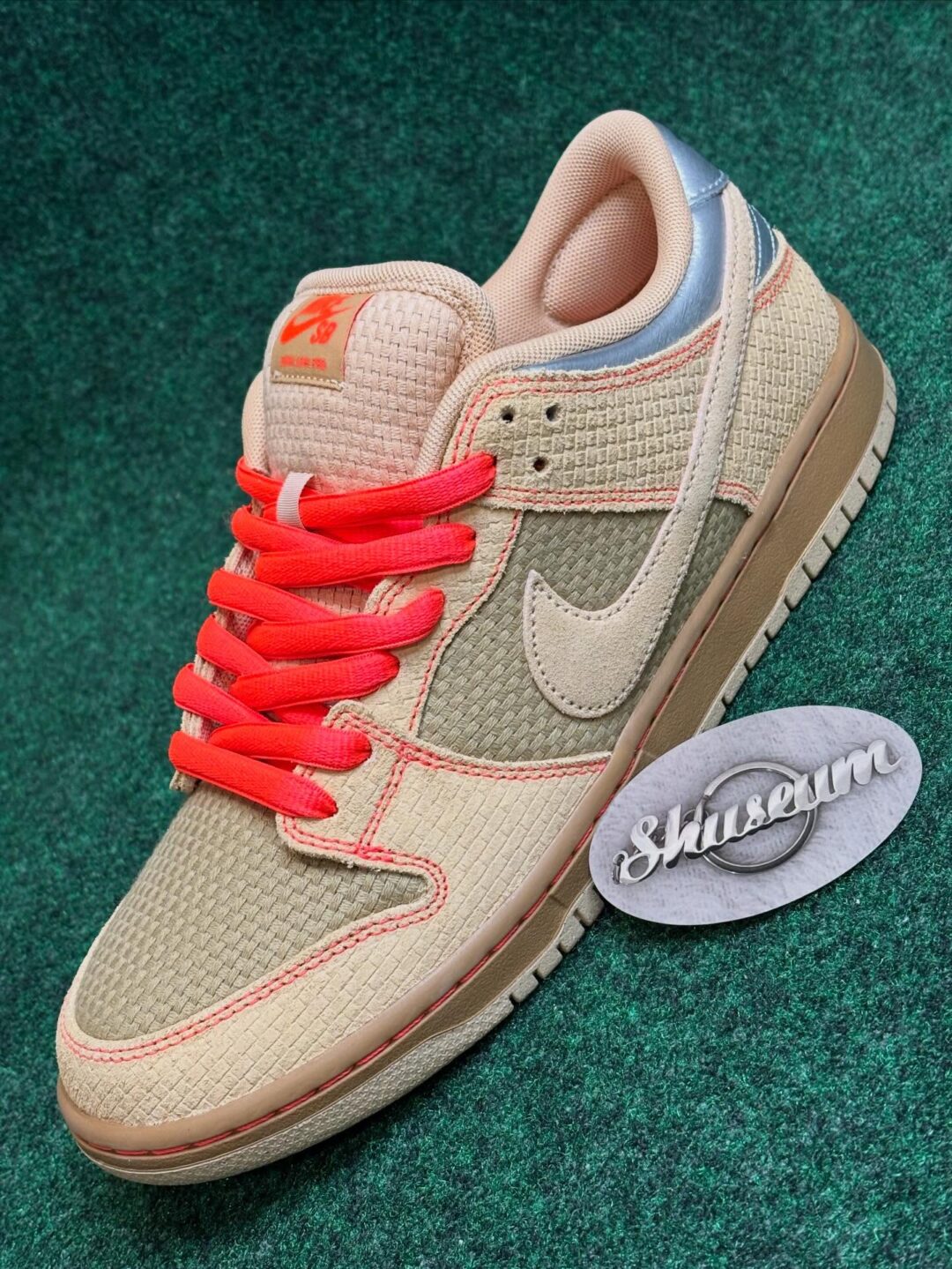 【2026年 春 発売予定】NIKE SB DUNK LOW PRO “Som Tum/Natural Beige” (ナイキ ダンク ロー プロ “ソムタム/ニュートラルベージュ”)