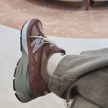 【近日発売】KITH × New Balance 990v4 “Brown” (キス ニューバランス)