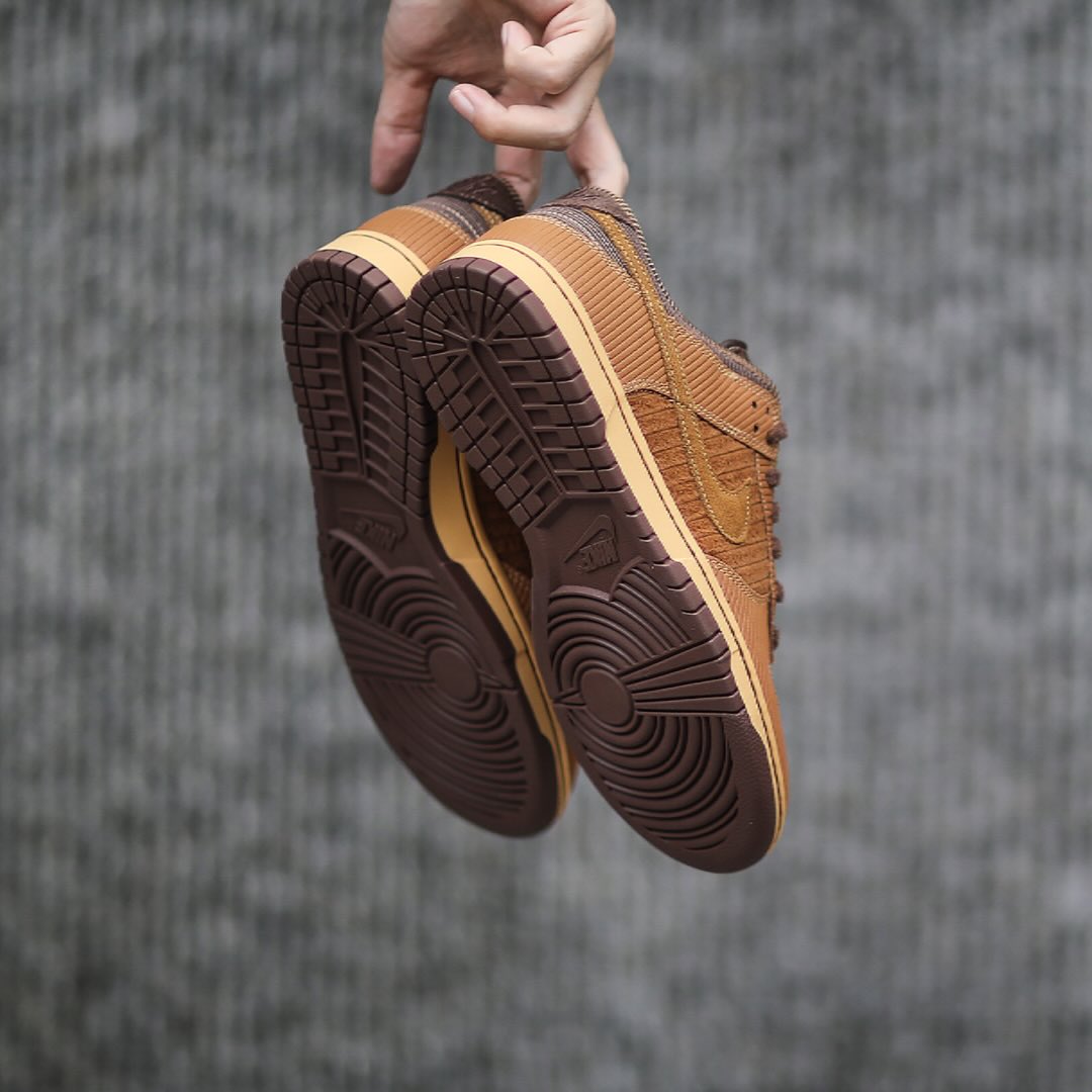 【2025年 発売】NIKE DUNK LOW “Light British Tan Corduroy” (ナイキ ダンク ロー “ライトブリティッシュタンコーデュロイ”) [IB7746-200]