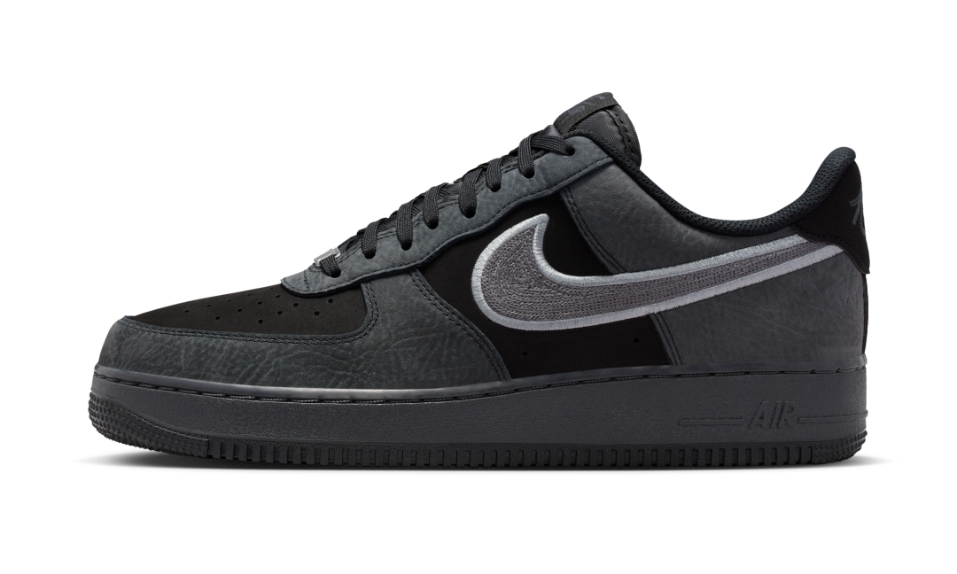 【2025年 発売予定】NIKE AIR FORCE 1 07 LOW “Black/Dark Smoke Grey” (ナイキ エア フォース 1 ロー “ブラック/ダークスモークグレー”) [IB6842-002]