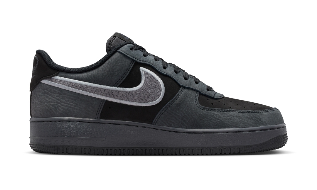 【2025年 発売予定】NIKE AIR FORCE 1 07 LOW “Black/Dark Smoke Grey” (ナイキ エア フォース 1 ロー “ブラック/ダークスモークグレー”) [IB6842-002]