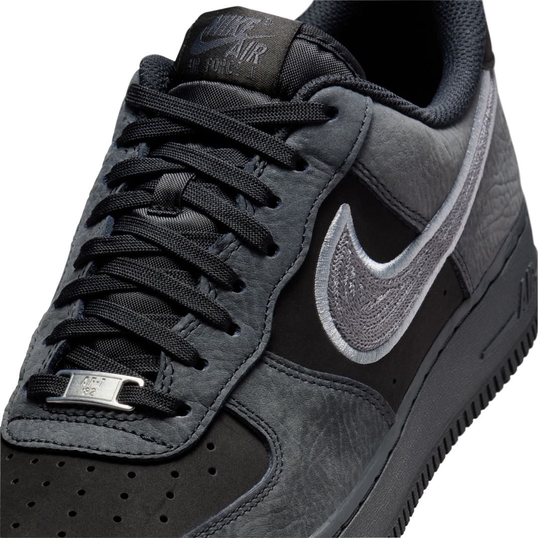 【2025年 発売予定】NIKE AIR FORCE 1 07 LOW “Black/Dark Smoke Grey” (ナイキ エア フォース 1 ロー “ブラック/ダークスモークグレー”) [IB6842-002]
