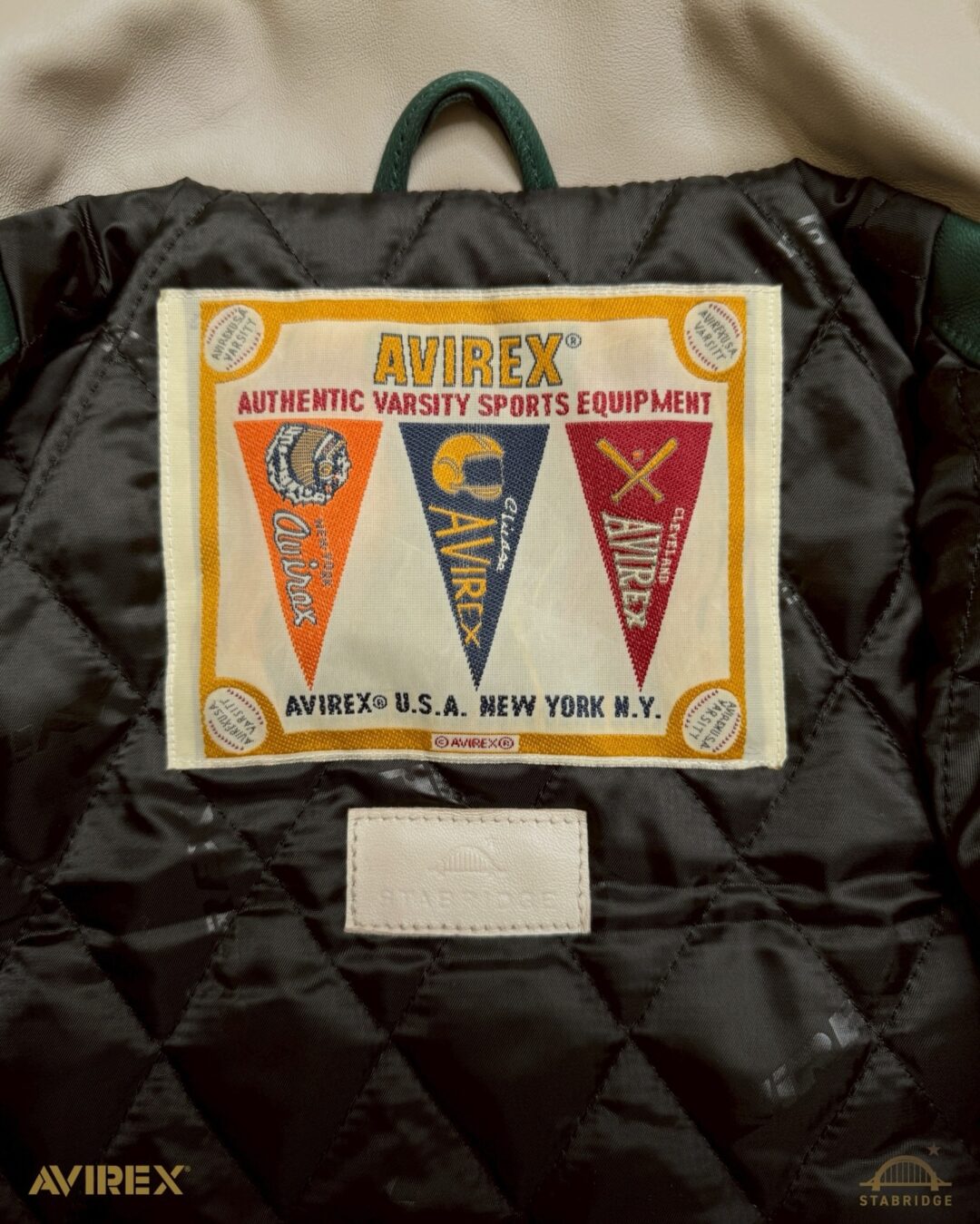 AVIREX × STABRIDGE “VARSITY JACKET CHIEF ROCKA”が2025年 12/27 発売 (アヴィレックス スタブリッジ “バーシティジャケット”)