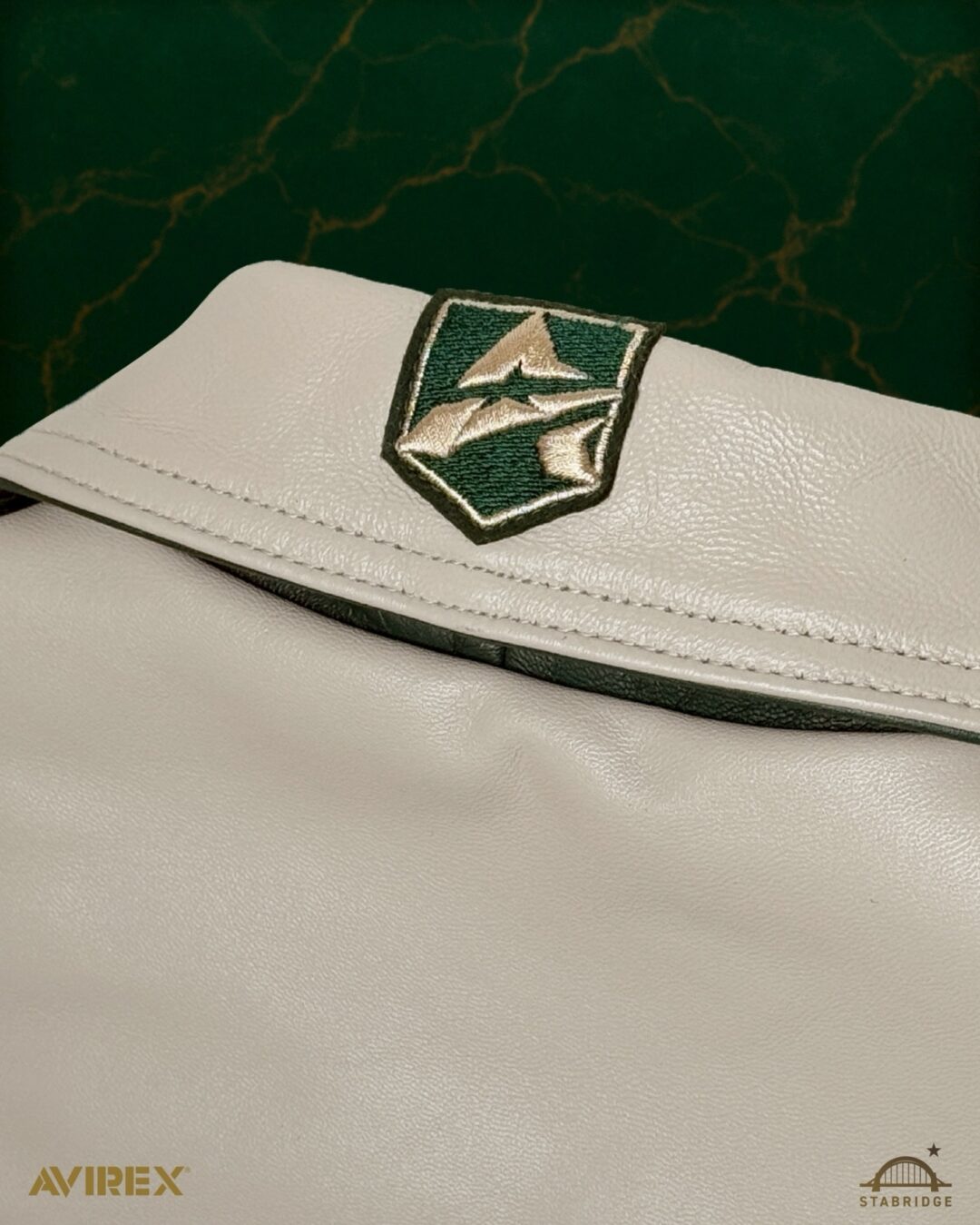 AVIREX × STABRIDGE “VARSITY JACKET CHIEF ROCKA”が2025年 12/27 発売 (アヴィレックス スタブリッジ “バーシティジャケット”)