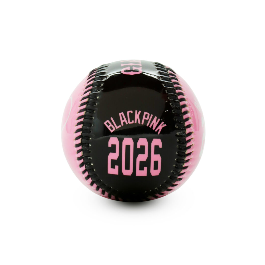 BLACKPINK × 読売ジャイアンツ & FC東京 コラボアイテムが2025年 1/8 発売 (ブラックピンク)