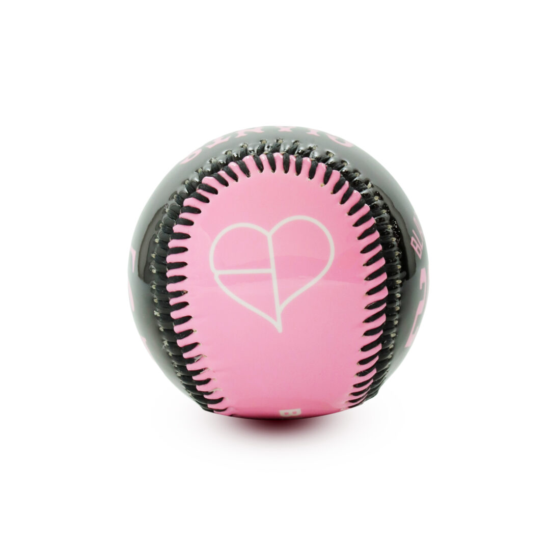 BLACKPINK × 読売ジャイアンツ & FC東京 コラボアイテムが2025年 1/8 発売 (ブラックピンク)