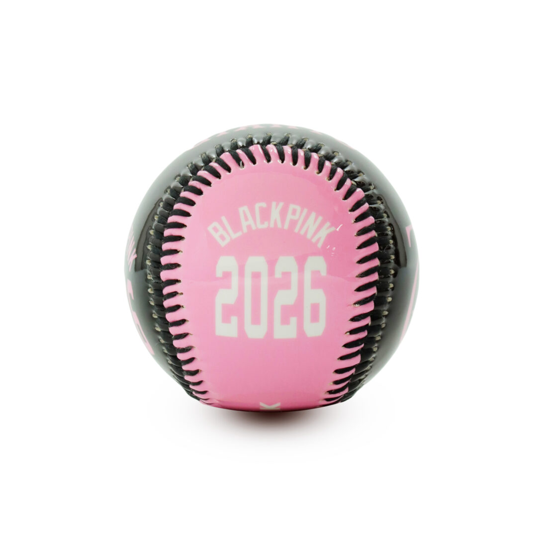 BLACKPINK × 読売ジャイアンツ & FC東京 コラボアイテムが2025年 1/8 発売 (ブラックピンク)