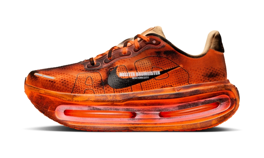 【2026年 3/28 & 4/8 発売】Melitta Baumeister x NIKE VOMERO PREMIUM “Total Orange/Black” (メリッタ・バウマイスター ナイキ ボメロ プレミアム “オレンジ/ブラック”) [IQ7166-800]