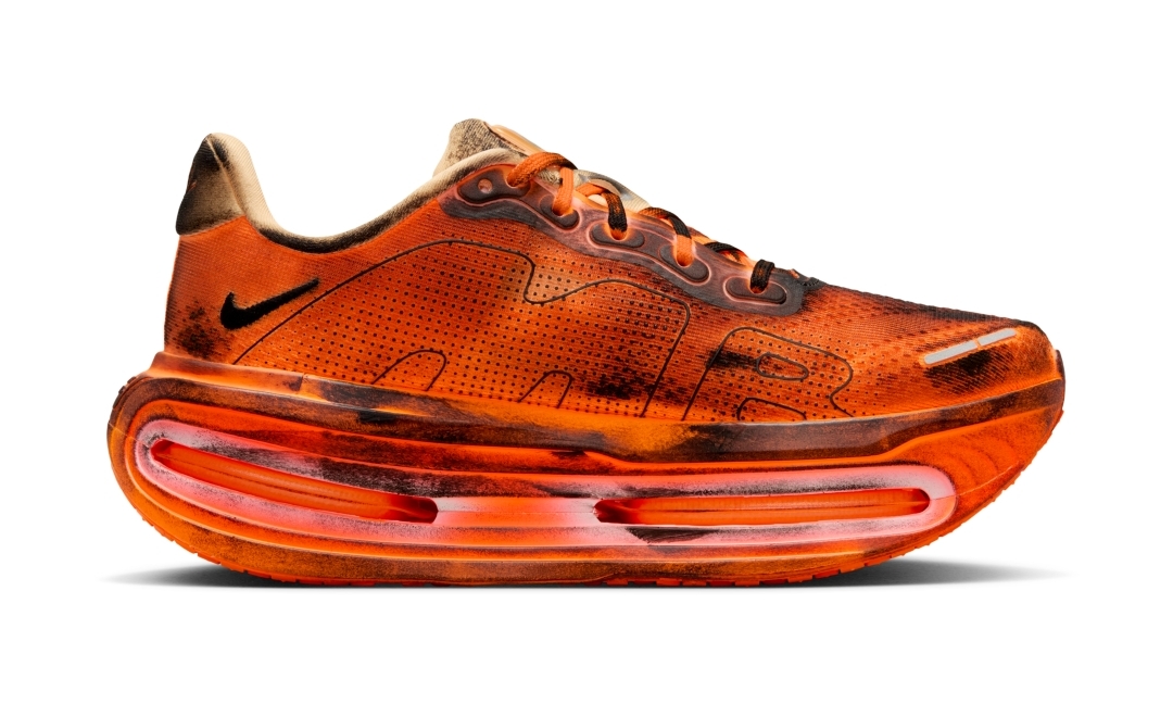 【2026年 3/28 & 4/8 発売】Melitta Baumeister x NIKE VOMERO PREMIUM “Total Orange/Black” (メリッタ・バウマイスター ナイキ ボメロ プレミアム “オレンジ/ブラック”) [IQ7166-800]