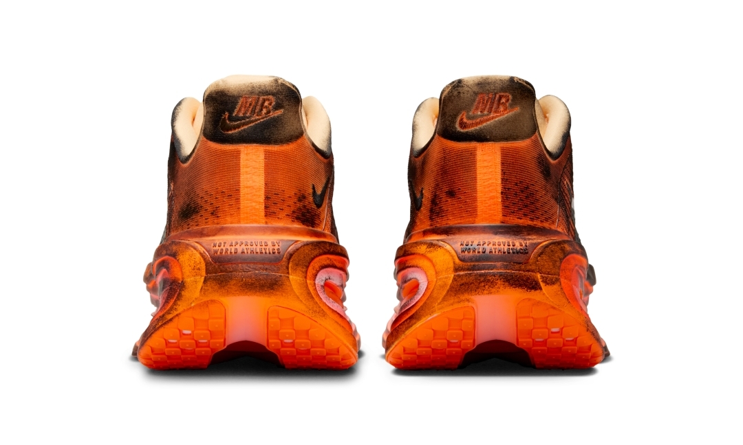 【2026年 3/28 & 4/8 発売】Melitta Baumeister x NIKE VOMERO PREMIUM “Total Orange/Black” (メリッタ・バウマイスター ナイキ ボメロ プレミアム “オレンジ/ブラック”) [IQ7166-800]