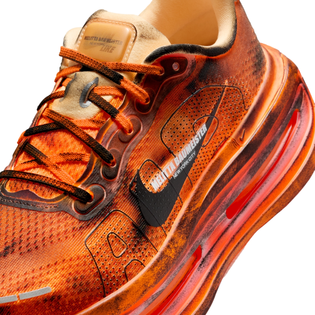 【2026年 3/28 & 4/8 発売】Melitta Baumeister x NIKE VOMERO PREMIUM “Total Orange/Black” (メリッタ・バウマイスター ナイキ ボメロ プレミアム “オレンジ/ブラック”) [IQ7166-800]