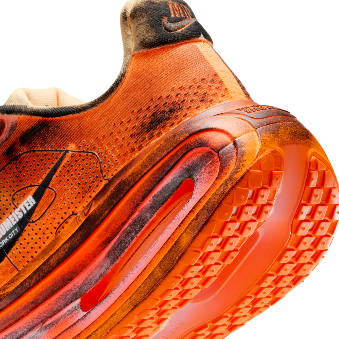 【2026年 3/28 & 4/8 発売】Melitta Baumeister x NIKE VOMERO PREMIUM “Total Orange/Black” (メリッタ・バウマイスター ナイキ ボメロ プレミアム “オレンジ/ブラック”) [IQ7166-800]